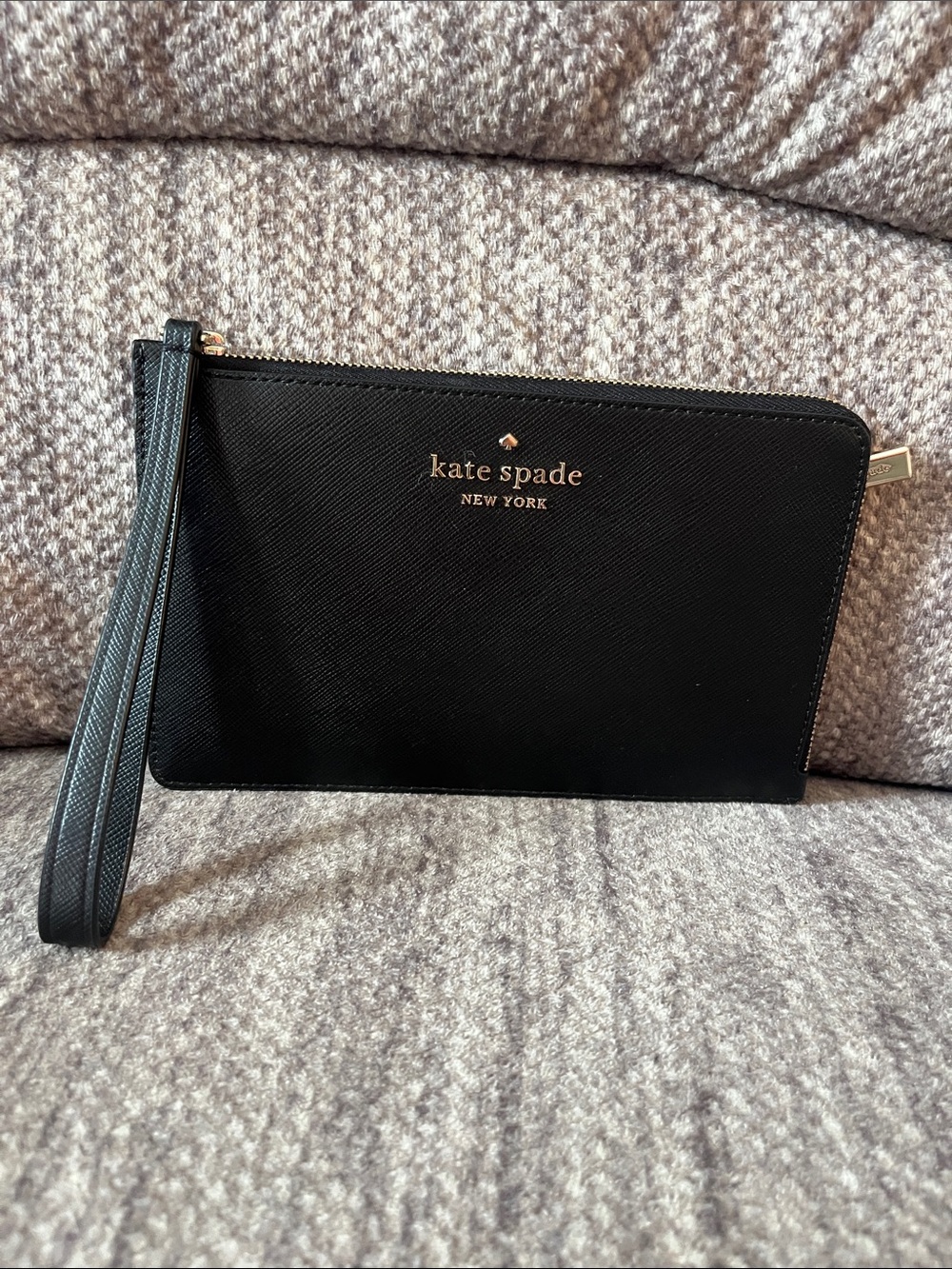 Kate Spade sleek textured black Staci Medium L-Zip Wristlet Excellent